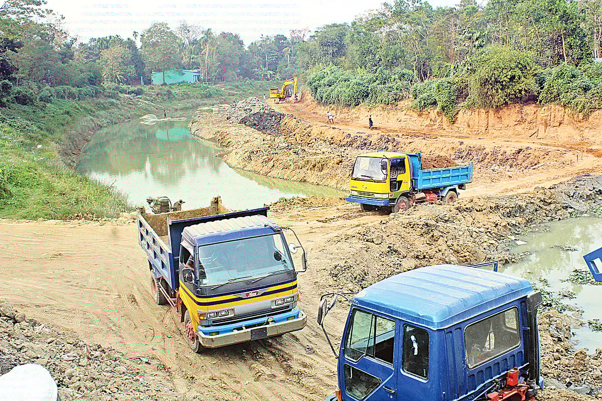 সর্তা খালের মাঝখানে এভাবে বাঁধ দিয়ে মাটি কেটে ট্রাকে করে পাচার করা হচ্ছে। সোমবার বিকেল চারটায় চট্টগ্রামের রাউজানের নোয়াজিষপুর ইউনিয়নের নতুনহাট এলাকায়।  প্রথম আলো