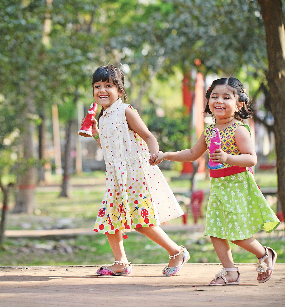 অন্য শিশুদের সঙ্গে খেলাধুলার মাধ্যমে শিশুর আচরণ গড়ে ওঠে। মডেল: তাথৈ ও তাহরাত, ছবি: অধুনা