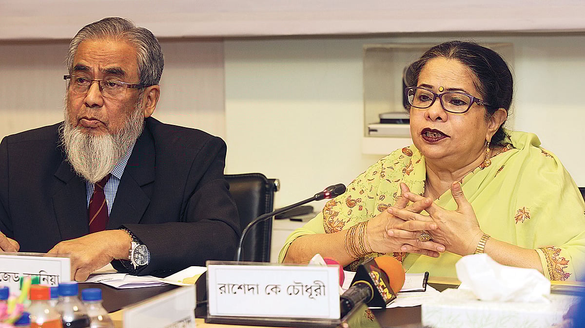 গোলটেবিল বৈঠকে বক্তব্য দেন গণসাক্ষরতা অভিযানের নির্বাহী পরিচালক রাশেদা কে চৌধূরী। পাশে বুয়েটের ইমেরিটাস অধ্যাপক শামীম জেড বসুনিয়া। গতকাল প্রথম আলো কার্যালয়ে। প্রথম আলো