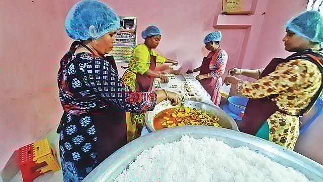 চলছে খাবার প্যাকেট করার কাজ। গত মঙ্গলবার দক্ষিণখানে ধ্রুবতারার ভাড়া ঘরে।
