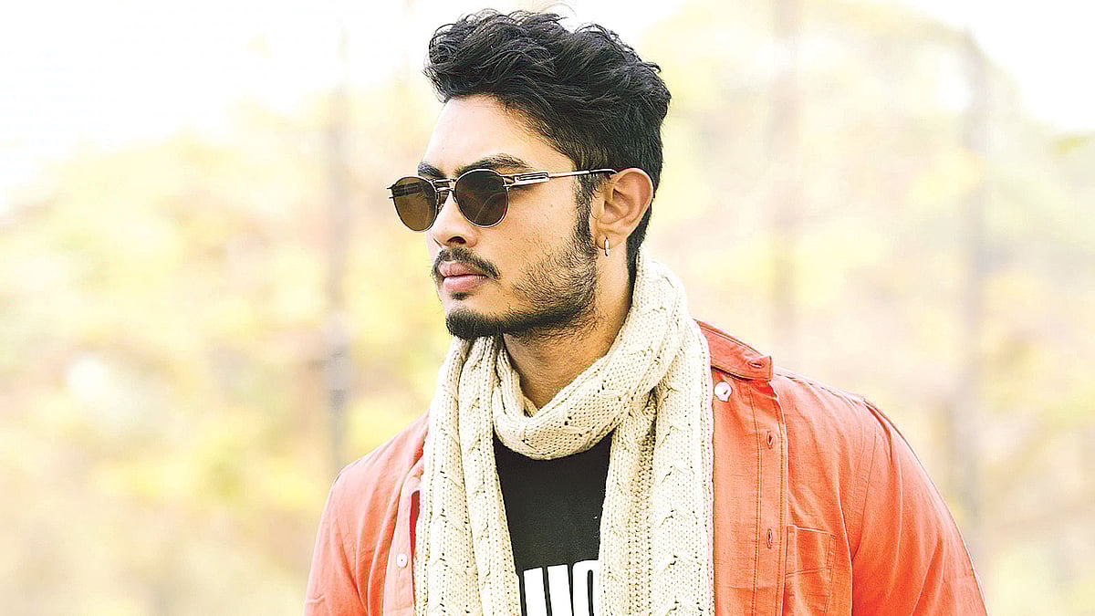 চোখ উঠলে রোদচশমা পরে বাইরে বেরোনো ভালো। মডেল: অর্ণব, ছবি: অধুনা