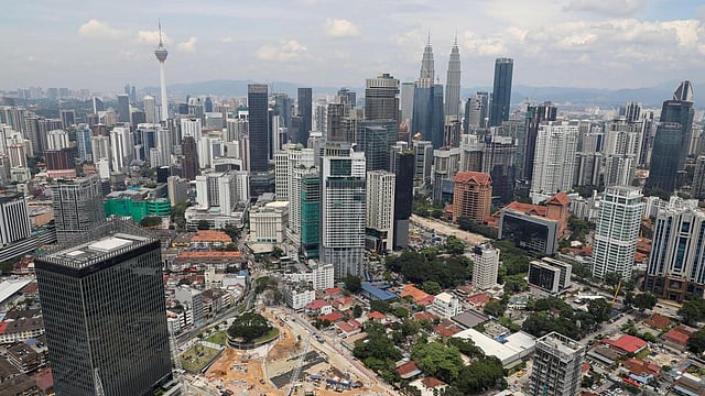 ২০১৯ সালে গত ১০ বছরের মধ্যে সবচেয়ে কম জিডিপি প্রবৃদ্ধি দেখেছে মালয়েশিয়া। সাধারণ মানুষের জীবনযাত্রার ব্যয় কমেনি, বেড়েছে বেকারত্ব সমস্যা। ছবি: রয়টার্স