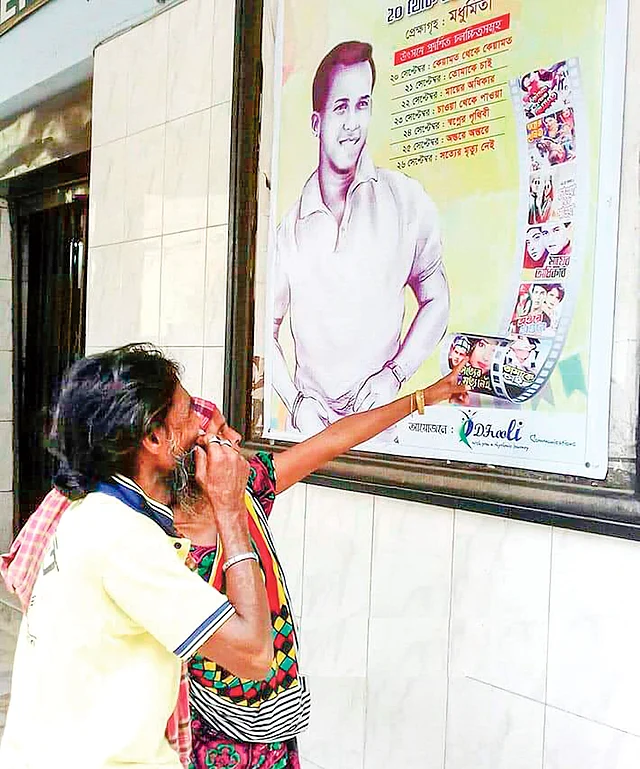 সালমান শাহ্‌ জন্মোৎসব ২০১৯ এর পোস্টার দেখছেন দুই দর্শক। ছবি: ফেসবুক থেকে নেওয়া