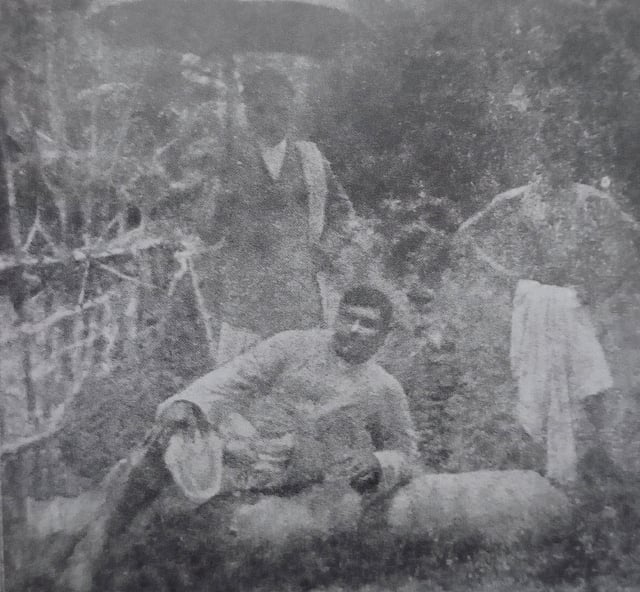 মীর্জানগরের কামান। কামানের উপর উপবিষ্ট সতীশচন্দ্র মিত্র