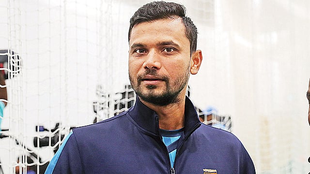 ‘শেষ’ চ্যালেঞ্জে জেতার অপেক্ষায় মাশরাফি। ফাইল ছবি