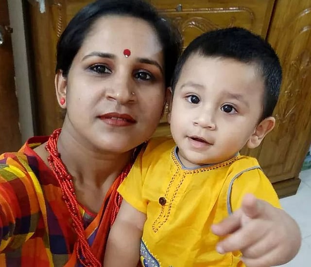 মায়ের কোলে শিশু এ কে এম রুশদী। অগ্নিকাণ্ডে দগ্ধ হয়ে মারা গেছে সে। ছবি: সংগৃহীত