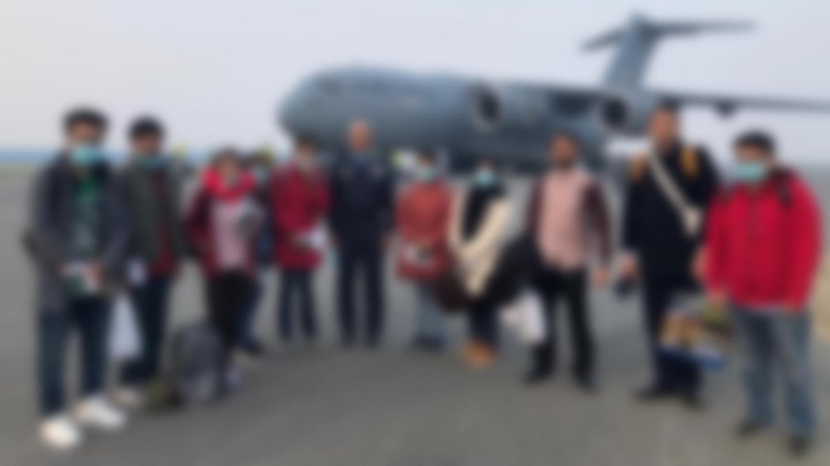 উহান থেকে ২৩ বাংলাদেশি দিল্লিতে নেমেছেন। ছবি: ভারতীয় হাইকমিশনের ফেসবুক পেজ থেকে