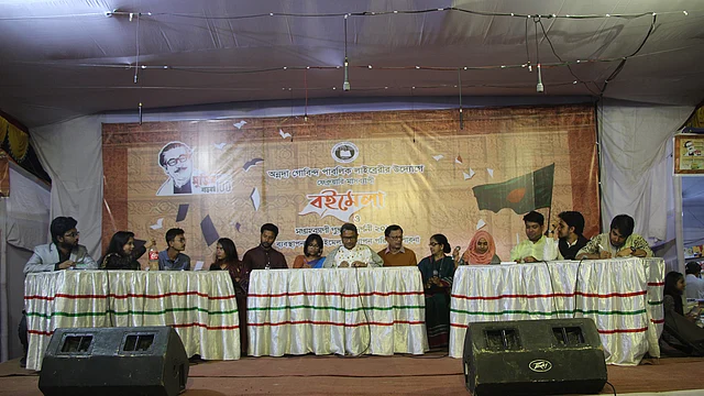 পাবনার মাসব্যাপী বইমেলায় আন্তর্জাতিক মাতৃভাষা দিবস নিয়ে বিশেষ বিতর্ক ও আলোচনা সভা অনুষ্ঠিত হয়েছে। ছবি: লেখক