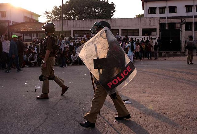দিল্লির বিস্তীর্ণ অঞ্চলে সংঘর্ষ ছড়িয়ে পড়ায় পুরো শহর এখন থমথমে। ছবি: রয়টার্স