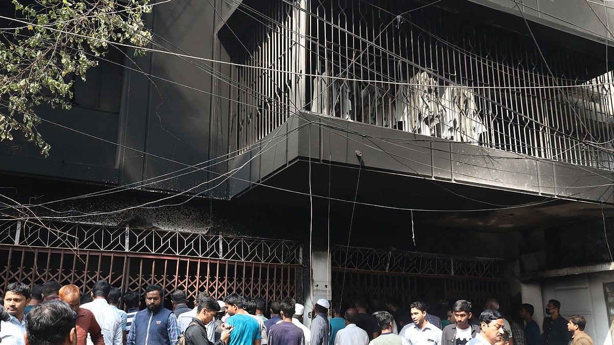 মগবাজারের দিলু রোডের এই ভবনে ভোররাত চারটার দিকে আগুন লাগে। ঢাকা, ২৭ ফেব্রুয়ারি। ছবি: আবদুস সালাম