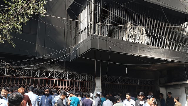 মগবাজারের দিলু রোডের এই ভবনে ভোররাত চারটার দিকে আগুন লাগে। ঢাকা, ২৭ ফেব্রুয়ারি। ছবি: আবদুস সালাম
