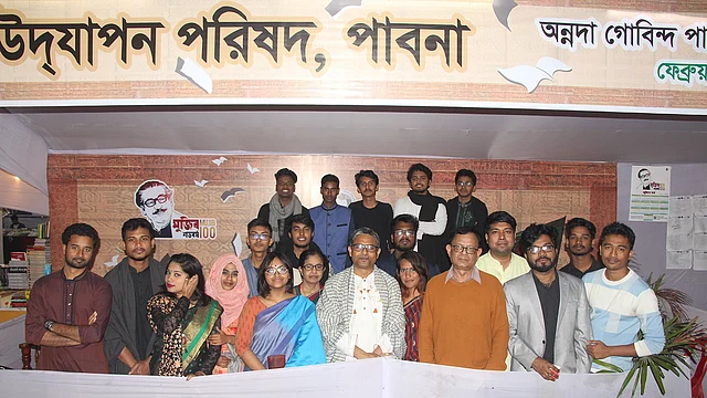 পাবনার দোয়েল চত্বরে আয়োজিত বিতর্কে পাবনা বিজ্ঞান ও প্রযুক্তি বিশ্ববিদ্যালয় ডিবেটিং সোসাইটির সদস্যরা অংশ নেন। ছবি: লেখক