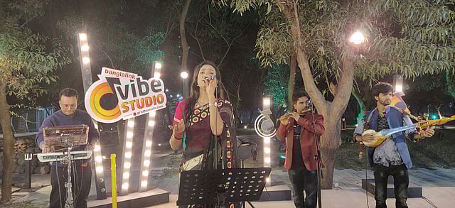 গান পরিবেশন করছেন সংগীতশিল্পী সুলতানা ইয়াসমীন লায়লা। ছবি: সংগৃহীত