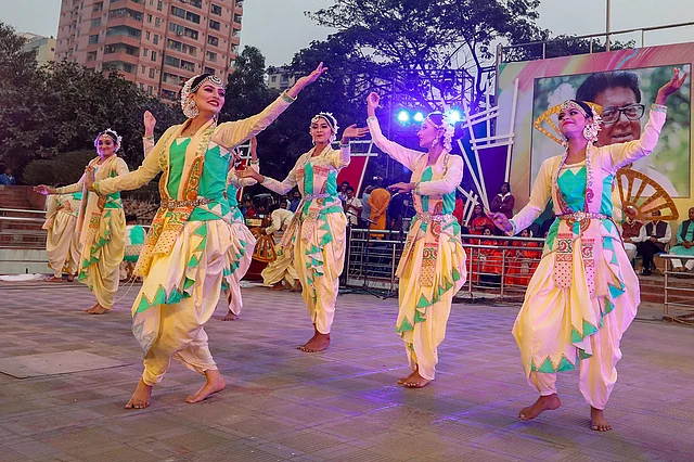 নৃত্য পরিবেশন করেন সোহাগ ড্যান্স কোম্পানির শিল্পীরা। ছবি: প্রথম আলো