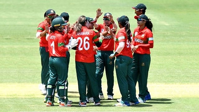 জাহানারা আলম যখন জাতীয় দলের আনন্দের মধ্যমণি। ছবি: জাহানারা আলমের টুইটার পেজ