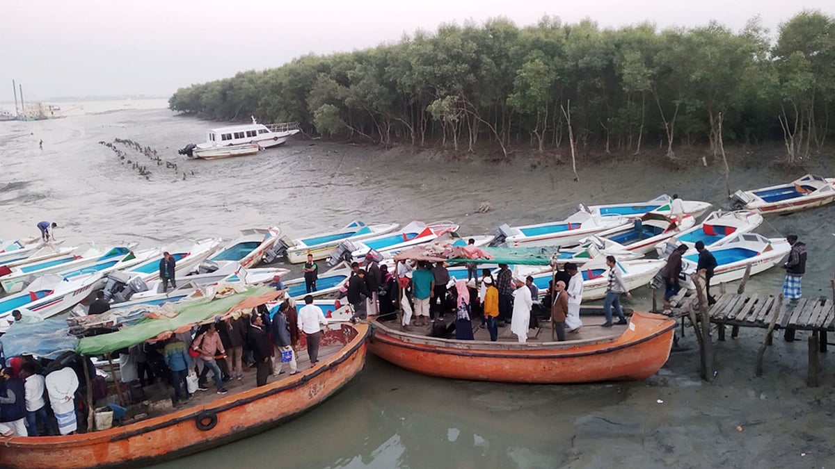 কক্সবাজারের মহেশখালী জেটিতে ভাটার সময় নৌযানে ওঠানামা করতে গিয়ে যাত্রীদের ভোগান্তির শেষ নেই। গত শনিবার বিকেলে। প্রথম আলো