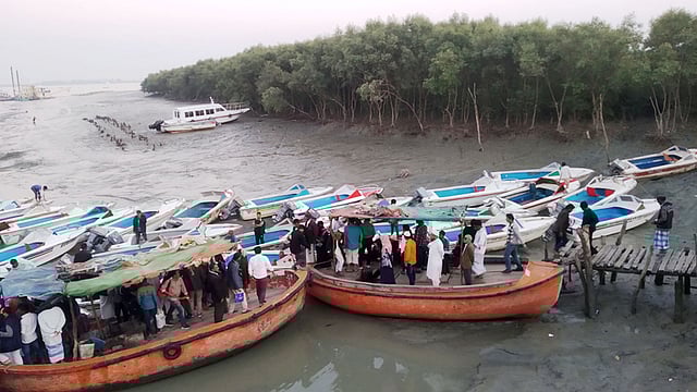 কক্সবাজারের মহেশখালী জেটিতে ভাটার সময় নৌযানে ওঠানামা করতে গিয়ে যাত্রীদের ভোগান্তির শেষ নেই। গত শনিবার বিকেলে।  প্রথম আলো