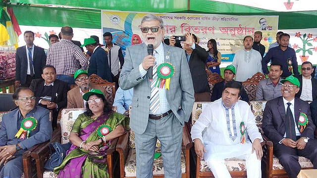 সুনামগঞ্জ সরকারি কলেজের বার্ষিক ক্রীড়া প্রতিযোগিতার উদ্বোধনী অনুষ্ঠানে প্রধান অতিথি হিসেবে বক্তব্য দেন পরিকল্পনামন্ত্রী এম এ মান্নান। ছবি: খলিল রহমান