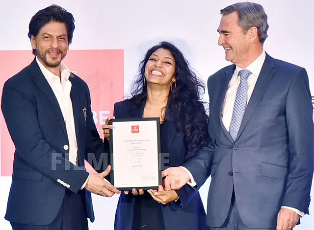 শাহরুখ খান গত পরশু ‘শাহরুখ খান লা ট্রোব ইউনিভার্সিটি পিএইচডি স্কলারশিপ’ তুলে দেন গোপিকা কোট্টানথারাইলের হাতে। ৮০০ ভারতীয় নারীর ভেতর ‘মাছি গবেষক’ কৃষক পরিবারে বড় হওয়া গোপিকাকে চূড়ান্ত করা হয় সম্মানজনক এই বৃত্তির জন্য।