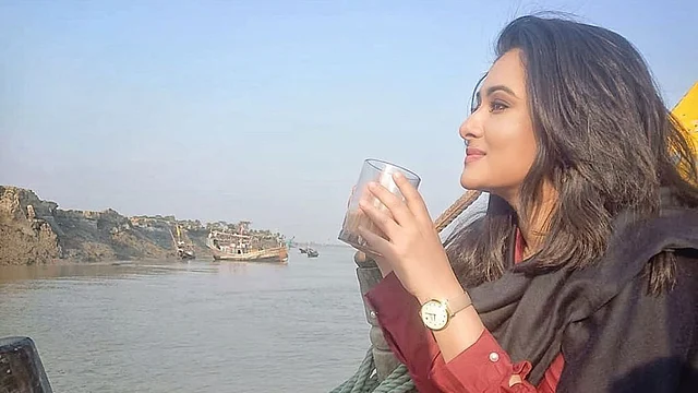 পূর্ণিমা এই ছবিটি পোস্ট করে লিখেছেন ‘চোখের ভেতর স্বপ্ন থাকে’ গানের চরণ,  ‘দিনের আলোয় যায় না ছোঁয়া, স্বপ্নের অভিলাষ তোমায় নিয়ে যায় কি ধরা, বাজির কোন তাস?’
