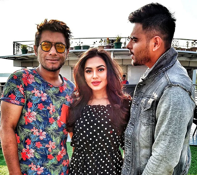 তাসকিন ও সিয়াম আহমেদের মাঝখানে নুসরাত ফারিয়া। প্রায় ৪ কোটি টাকা খরচ করে বানানো এই ছবিটি ২০২০ সালের ঈদুল আজহায় মুক্তি দেওয়া হতে পারে।