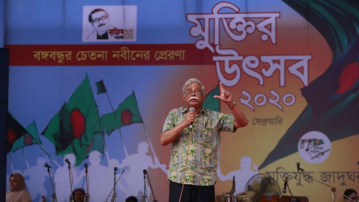 মুক্তিযুদ্ধ জাদুঘর আয়োজিত ঢাকা বিশ্ববিদ্যালয়ের কেন্দ্রীয় খেলার মাঠে ‘মুক্তির উৎসব’ শীর্ষক অনুষ্ঠানে শিশু-কিশোরদের উদ্দেশে কথা বলছেন অধ্যাপক জাফর ইকবাল। ছবি: শুভ্র কান্তি দাশ