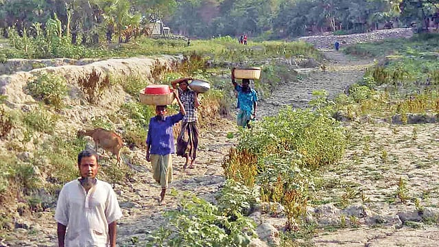 নদী শুকিয়ে চর। সম্প্রতি নড়াইলের কালিয়ার নলীয়া নদীর কলাবাড়িয়ায়।  প্রথম আলো