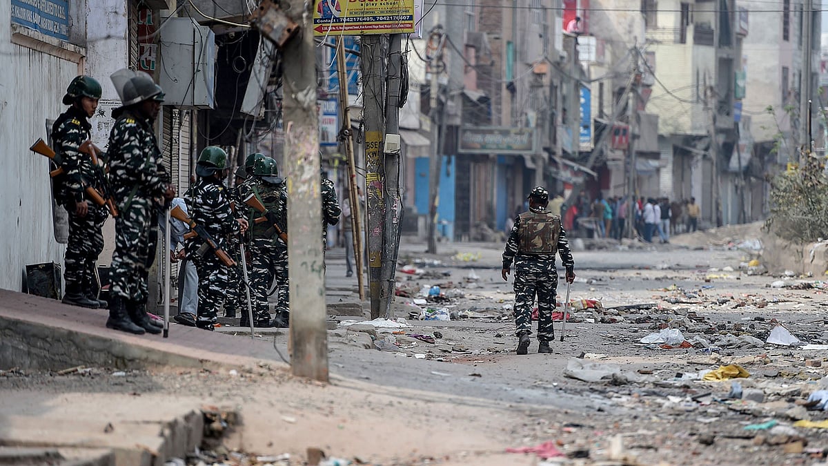 দিল্লির দাঙ্গা উপদ্রুত এলাকায় আইন-শৃঙ্খলা রক্ষাকারী বাহিনীর সতর্ক অবস্থান। দিল্লি, ভারত, ২৭ ফেব্রুয়ারি। ছবি: এএফপি