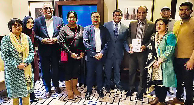 মুক্ত আসরের উদ্যোগে ২৮ ফেব্রুয়ারি বিকেলে লন্ডনের সেন্ট জেমস পার্কের তাজ হোটেলে ‘মুক্তিযুদ্ধে রেডিও’ বইটির মোড়ক উন্মোচন ও সংবাদ সম্মেলন অনুষ্ঠিত হয়। ছবি: লেখক