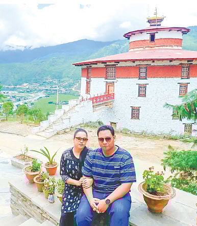 স্বামী শাফিউল মুজনাবীনের সঙ্গে লেখক। ছবি: সংগৃহীত