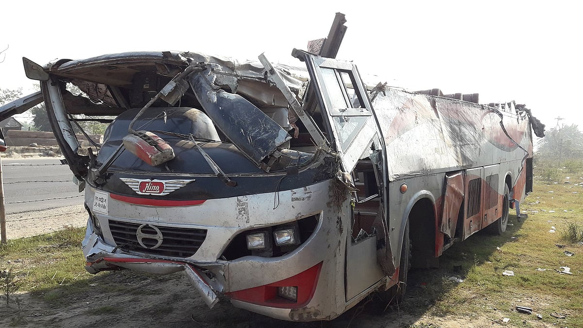 কুমিল্লার দাউদকান্দিতে ঢাকা-চট্টগ্রাম মহাসড়কে যাত্রীবাহী একটি বাস খাদে পড়ে যায়। ছবি: প্রথম আলো