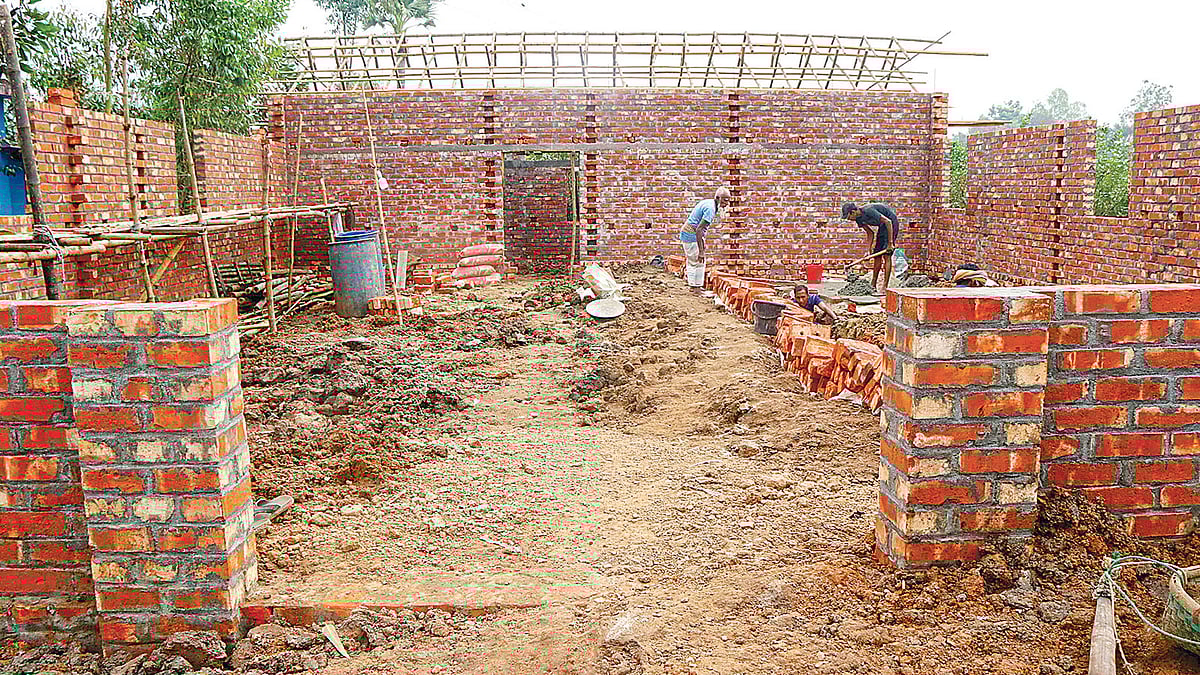 বগুড়ার ঐতিহাসিক মহাস্থানগড়ে নতুন নতুন বাড়ি নির্মাণ করা হচ্ছে । সম্প্রতি গড় মহাস্থান এলাকায়।  ছবি: সোয়েল রানা