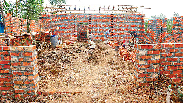 বগুড়ার ঐতিহাসিক মহাস্থানগড়ে নতুন নতুন বাড়ি নির্মাণ করা হচ্ছে । সম্প্রতি গড় মহাস্থান এলাকায়।  ছবি: সোয়েল রানা