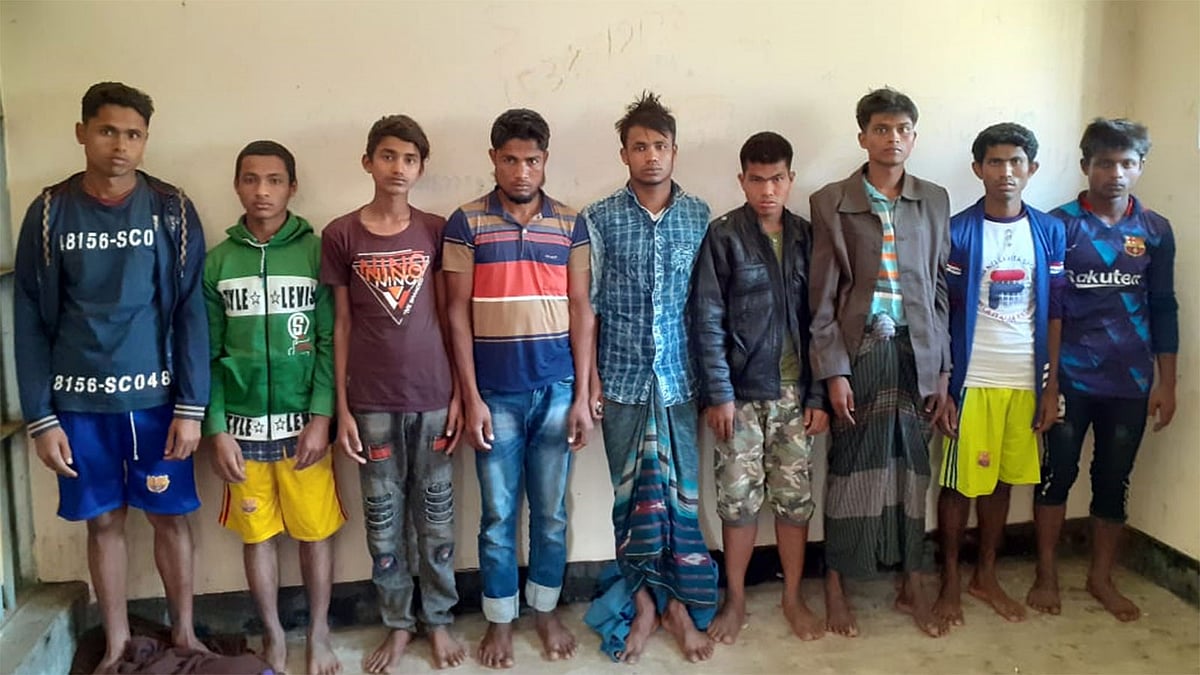 সমুদ্রপথে অবৈধভাবে মালয়েশিয়া যাওয়ার চেষ্টার সময় কক্সবাজারের টেকনাফের বাহারছড়া থেকে ২১ জন রোহিঙ্গা নাগরিককে উদ্ধার করেছে পুলিশ। বাহারছড়া পুলিশ তদন্ত কেন্দ্রের থেকে তোলা। ছবি: প্রথম আলো