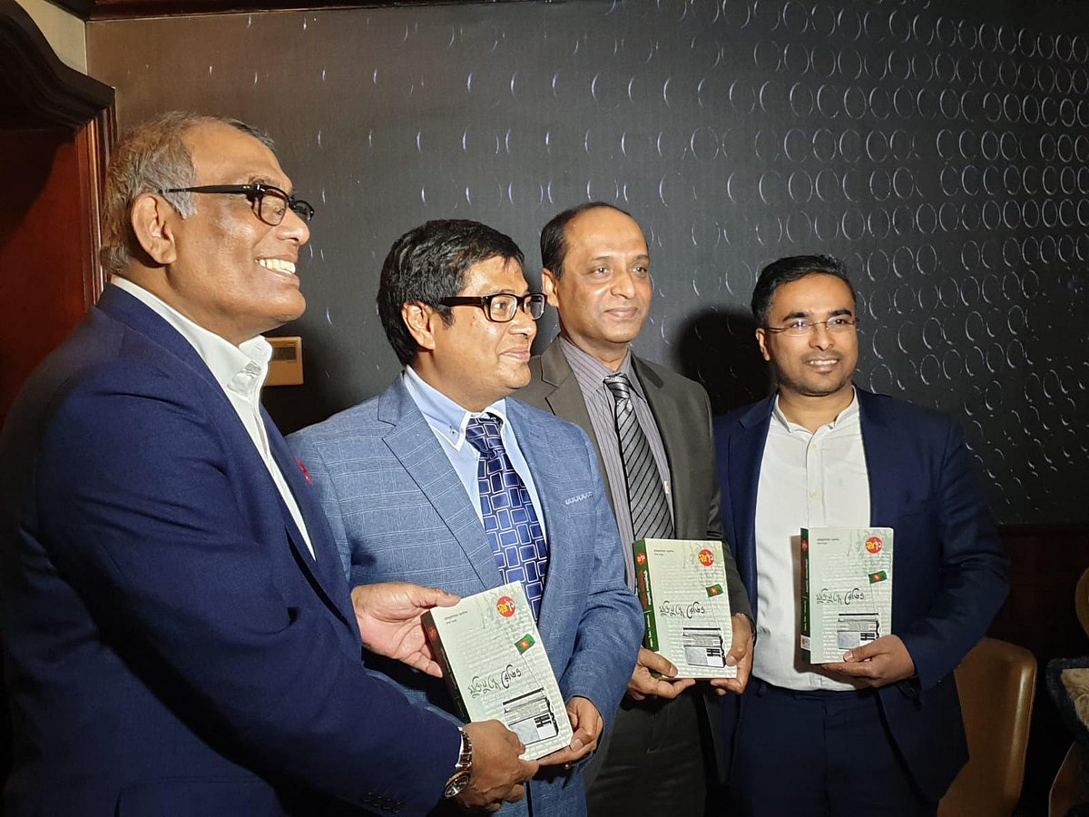 ‘মুক্তিযুদ্ধে রেডিও’ বইটির মোড়ক উন্মোচন করেন যুক্তরাজ্যে বাংলাদেশ হাইকমিশনের প্রেসমিনিস্টার আশিকুন নবী চৌধুরী। বইটির লেখকদের মধ্যে ভারতীয় গবেষক প্রিয়জিৎ দেবসরকার এবং বাংলাদেশি লেখক ইসলাম খান এ সময় উপস্থিতি ছিলেন। ছবি: লেখক