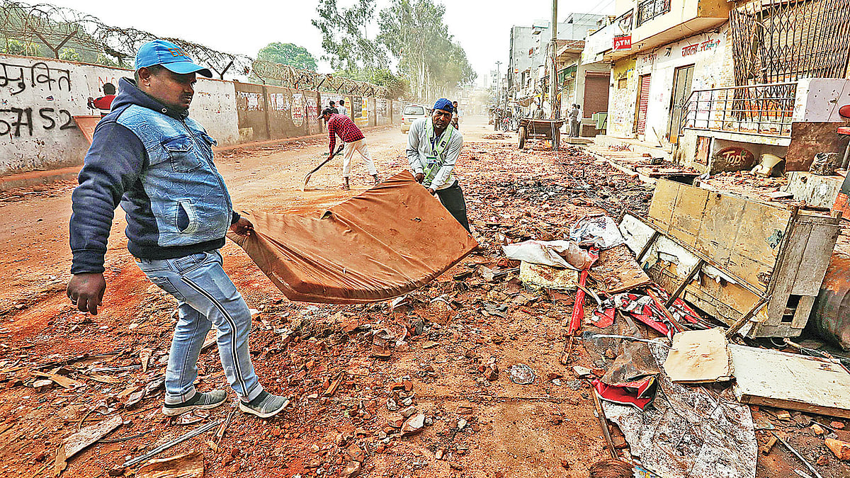 দাঙ্গার ঝড় বয়ে গেছে শহরে। জমেছে ধ্বংসস্তূপ। গতকাল ভারতের নয়াদিল্লির  একটি এলাকায়।  ছবি: রয়টার্স
