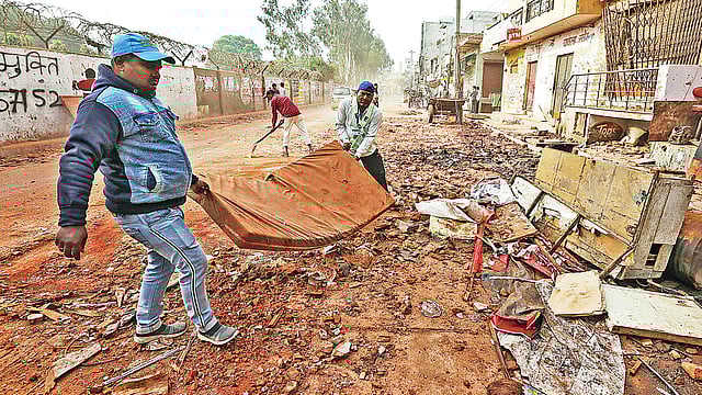 দাঙ্গার ঝড় বয়ে গেছে শহরে। জমেছে ধ্বংসস্তূপ। গতকাল ভারতের নয়াদিল্লির  একটি এলাকায়।  ছবি: রয়টার্স