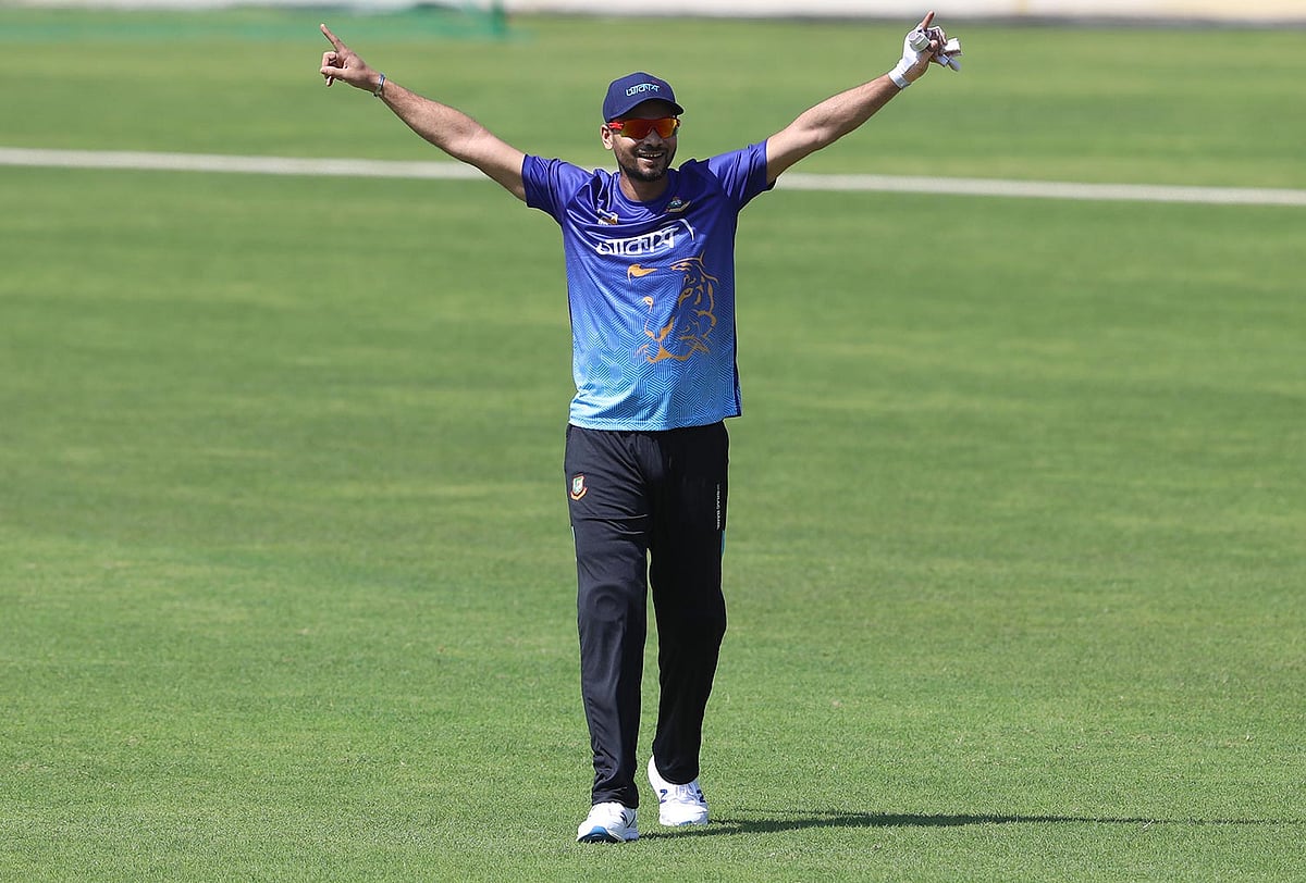 সিলেটে বাংলাদেশ দলের অনুশীলনে ফুরফুরে মেজাজে মাশরাফি। ছবি: শামসুল হক