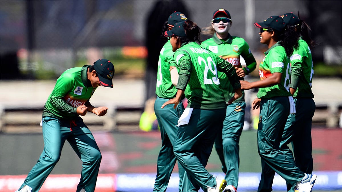 ফিল্ডিংয়ের এ আনন্দ ভুলিয়ে দিয়েছে ব্যাটারদের পারফরম্যান্স। ছবি: আইসিসি টুইটার