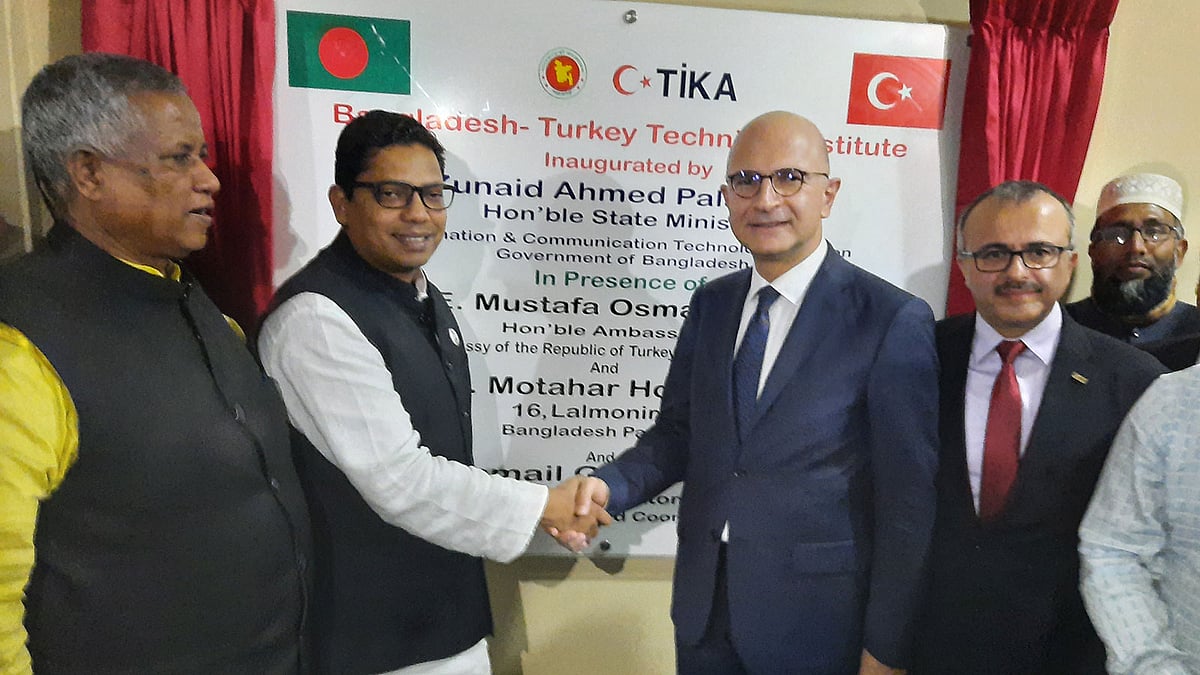 বাংলাদেশ-তুরস্ক কারিগরি প্রশিক্ষণ ইনস্টিটিউটের আনুষ্ঠানিক উদ্বোধন করেন তথ্য ও যোগাযোগ প্রযুক্তি প্রতিমন্ত্রী জুনাইদ আহেমদ পলক, তুরস্কের রাষ্ট্রদূত মুস্তফা ওসমান তুরান, তুরস্ক সরকারের দাতা সংস্থা টিকার বাংলাদেশপ্রধান ইসমাইল গুনদৌদু। ছবি: প্রথম আলো