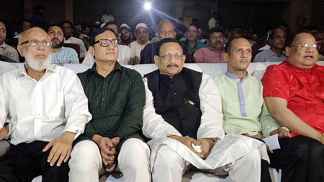 চট্টগ্রাম সিটি করপোরেশন নির্বাচনে মেয়র পদে আওয়ামী লীগের প্রার্থী এম রেজাউল করিম চৌধুরী, বিএনপির শাহাদাত হোসেন, জাতীয় পার্টির সোলায়মান আলম শেঠ ও ইসলামী ফ্রন্টের প্রার্থী আল্লামা এম এ মতিনের মনোনয়নপত্র বৈধ ঘোষণা করেছে নির্বাচন কমিশন। গতকাল সকাল সাড়ে ১০টায় জেলা শিল্পকলা একাডেমির মিলনায়তনে। ছবি: প্রথম আলো