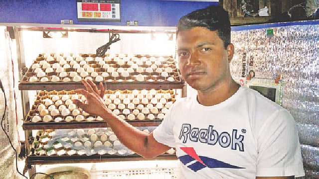 নিজের তৈরি ইনকিউবেটর দেখাচ্ছেন জাহিদুল ইসলাম। সম্প্রতি খাগড়াছড়ির দীঘিনালার থানা বাজার এলাকায়।  প্রথম আলো