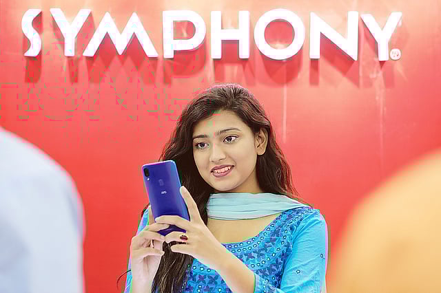 জনপ্রিয় হচ্ছে দেশের তৈরি মুঠোফোন। ছবি: সাইফুল ইসলাম