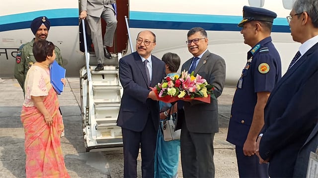 ভারতের পররাষ্ট্রসচিব হর্ষ বর্ধন শ্রিংলাকে হজরত শাহজালাল আন্তর্জাতিক বিমানবন্দরে স্বাগত জানান বাংলাদেশের পররাষ্ট্রসচিব মাসুদ বিন মোমেন। ছবি: ভারতীয় হাইকমিশনের সৌজন্যে