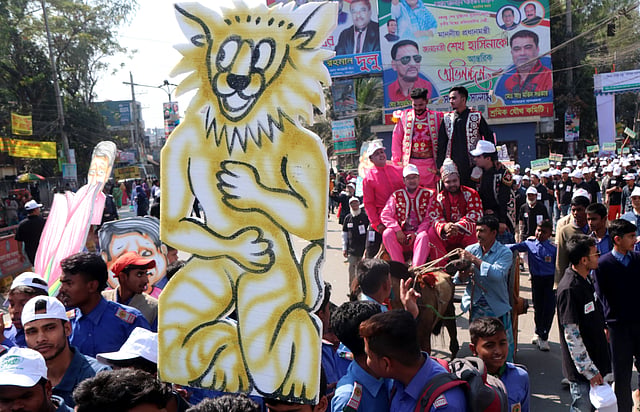 শোভাযাত্রায় মজার মজার প্ল্যাকার্ড।
