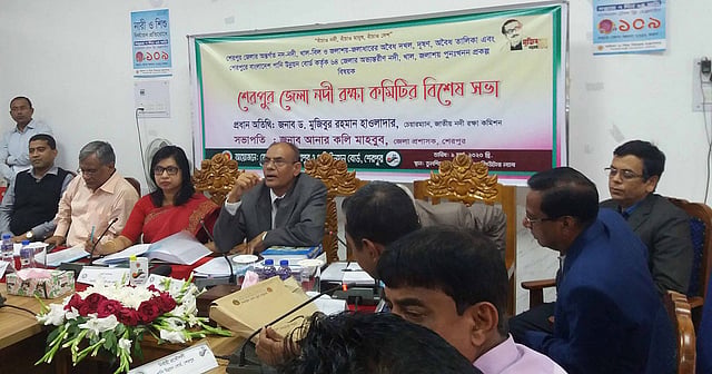 শেরপুরে জেলা নদী রক্ষা কমিটির সভায় প্রধান অতিথির বক্তব্য দেন জাতীয় নদী রক্ষা কমিশনের চেয়ারম্যান মুজিবুর রহমান হাওলাদার। ছবি: প্রথম আলো
