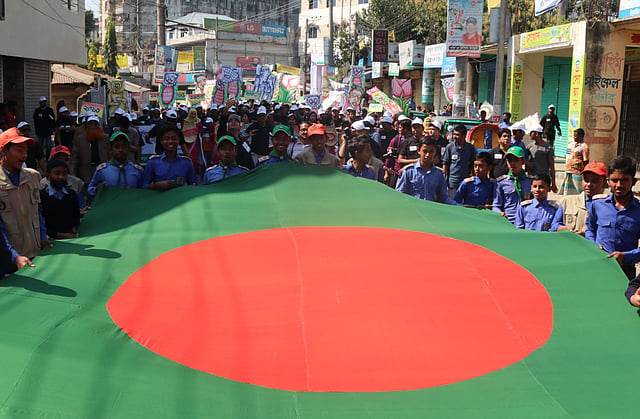 জাতীয় পতাকা নিয়ে শোভাযাত্রা।