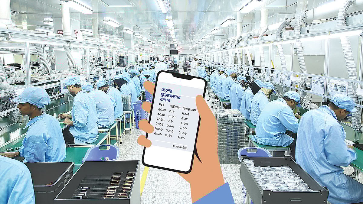 মুঠোফোনের কারখানায় দক্ষতার সঙ্গেই কাজ করছেন দেশি শ্রমিকেরা। গাজীপুরের চন্দ্রায় ওয়ালটনের কারখানায়।
