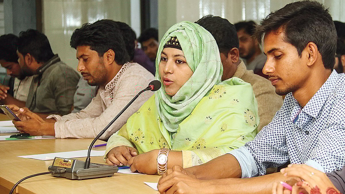 খুলনার স্বেচ্ছাসেবক ও স্বেচ্ছাসেবী সংগঠন নিয়ে স্বেচ্ছাসেবী সম্মাননাবিষয়ক মতবিনিময় সভা  করে খুলনা প্রথম আলো। এ সভায় বিভিন্ন স্বেচ্ছাসেবক তাঁদের মতামত প্রকাশ করেন। গতকাল খুলনা প্রেসক্লাবে।  ছবি: প্রথম আলো