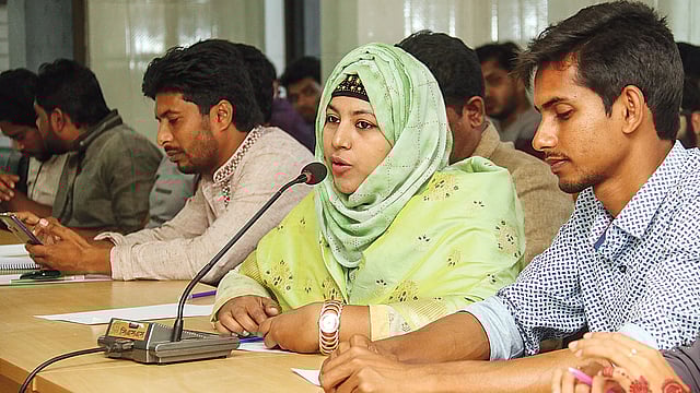 খুলনার স্বেচ্ছাসেবক ও স্বেচ্ছাসেবী সংগঠন নিয়ে স্বেচ্ছাসেবী সম্মাননাবিষয়ক মতবিনিময় সভা  করে খুলনা প্রথম আলো। এ সভায় বিভিন্ন স্বেচ্ছাসেবক তাঁদের মতামত প্রকাশ করেন। গতকাল খুলনা প্রেসক্লাবে।  ছবি: প্রথম আলো